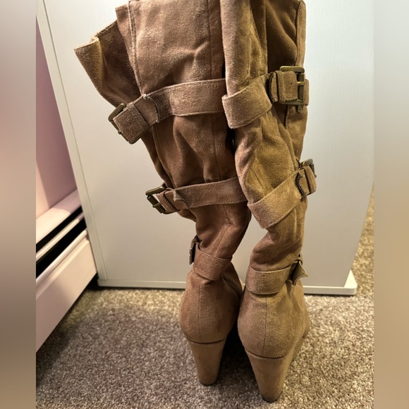 Adorable wedge boots - Picture 2 of 2